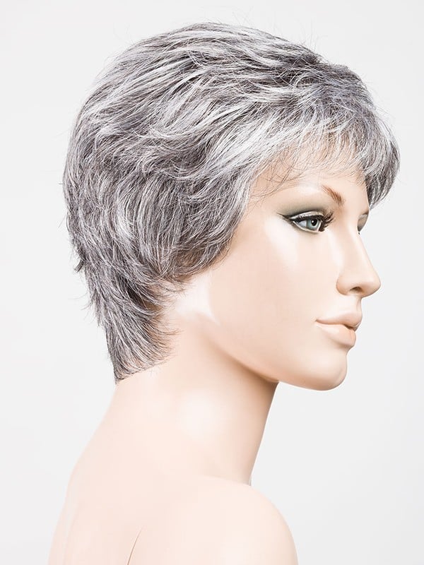Perruque Ellen Wille Foxy Mono : coupe courte classique, tulle frontal invisible extra-long pour un effet naturel et discret.