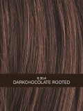 Perruque Foxy coupe courte dégradée effilée, effet racines foncées rooted et balayage mix, pour un look naturel et dynamique.