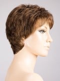 Perruque Foxy coupe courte dégradée effilée, effet racines foncées rooted et balayage mix, pour un look naturel et dynamique.