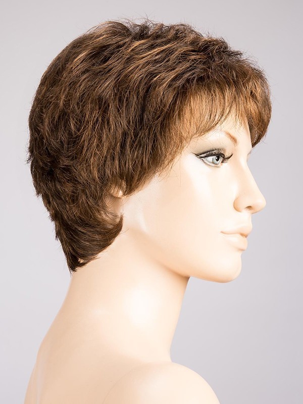 Perruque Foxy coupe courte dégradée effilée, effet racines foncées rooted et balayage mix, pour un look naturel et dynamique.