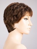 Perruque Foxy coupe courte dégradée effilée, effet racines foncées rooted et balayage mix, pour un look naturel et dynamique.