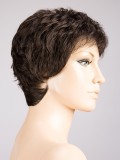 Perruque Foxy coupe courte dégradée effilée, effet racines foncées rooted et balayage mix, pour un look naturel et dynamique.