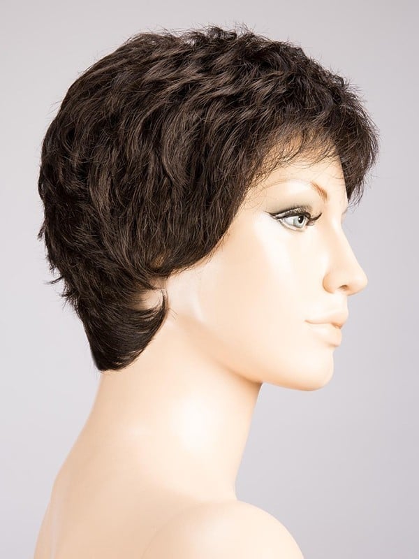 Perruque Foxy coupe courte dégradée effilée, effet racines foncées rooted et balayage mix, pour un look naturel et dynamique.
