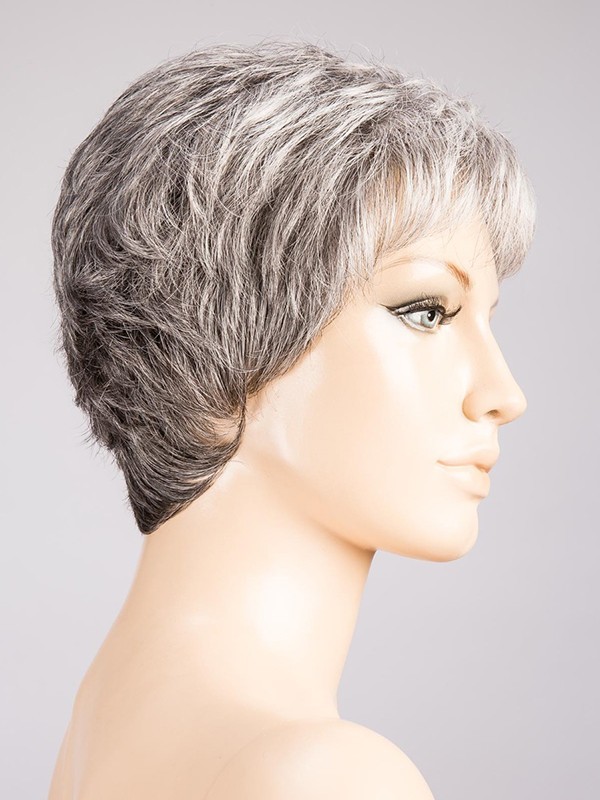 Perruque Foxy coupe courte dégradée effilée, effet racines foncées rooted et balayage mix, pour un look naturel et dynamique.