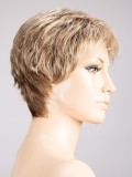 Perruque Foxy coupe courte dégradée effilée, effet racines foncées rooted et balayage mix, pour un look naturel et dynamique.