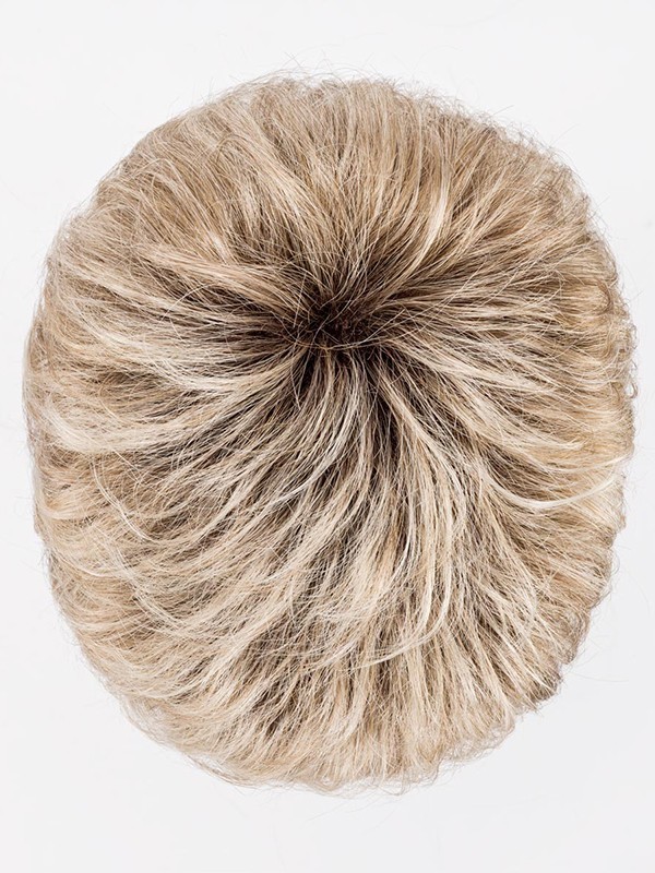 Perruque Foxy coupe courte dégradée effilée, effet racines foncées rooted et balayage mix, pour un look naturel et dynamique.