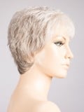 Perruque Foxy coupe courte dégradée effilée, effet racines foncées rooted et balayage mix, pour un look naturel et dynamique.