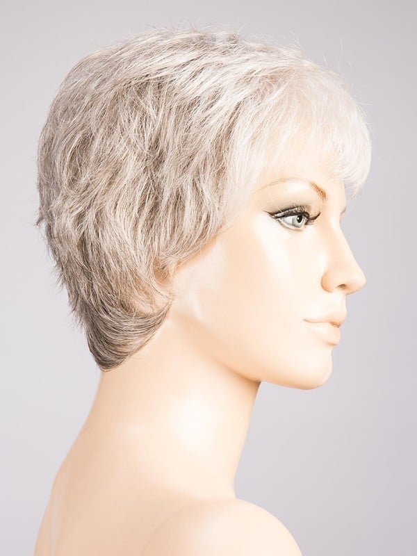 Perruque Foxy coupe courte dégradée effilée, effet racines foncées rooted et balayage mix, pour un look naturel et dynamique.