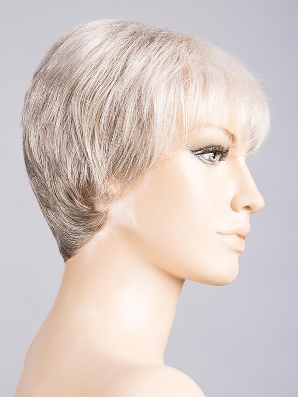 Perruque Ginger Mono Hair Power : coupe courte classique, tulle cinéma invisible et frange effilée, confort léger au quotidien.