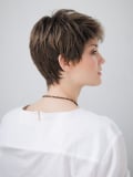 Debbie : sublimez votre look avec une coupe courte dégradée