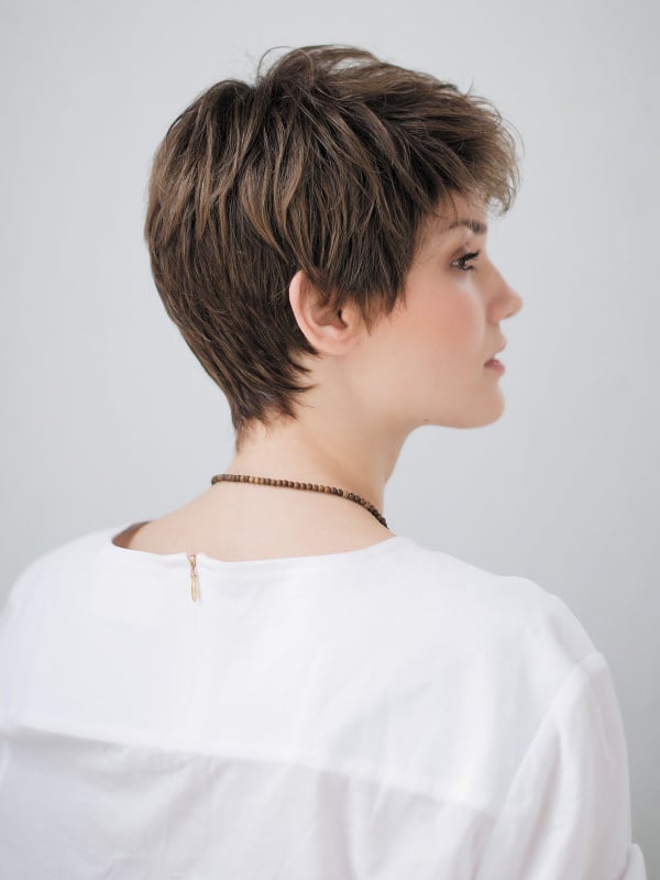 Debbie : sublimez votre look avec une coupe courte dégradée