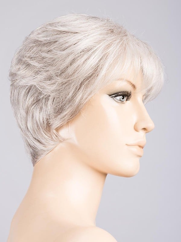 Perruque Light Mono Ellen Wille courte : coupe classique, frange légère, nuque longue, effet rooted/mix pour un look naturel
