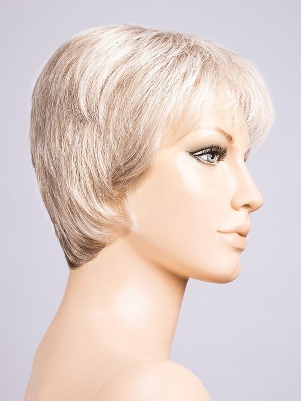 Perruque Liza Small Deluxe petite taille 52-54 cm : coupe courte légère, effet naturel, confort et ajustement sécurisé.
