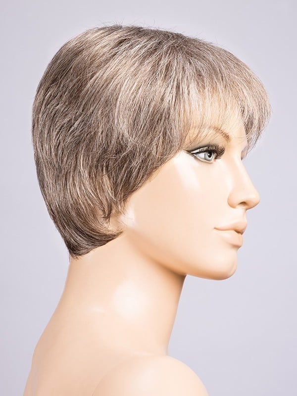 Perruque Liza Small Deluxe petite taille 52-54 cm : coupe courte légère, effet naturel, confort et ajustement sécurisé.
