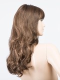 Perruque Pretty Hair Power : boucles Hollywood et frange épaisse, volume chic avec effet racines foncées ou balayage mix.