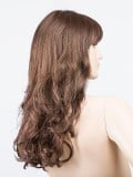 Perruque Pretty Hair Power : boucles Hollywood et frange épaisse, volume chic avec effet racines foncées ou balayage mix.