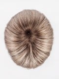 Perruque Pretty Hair Power : boucles Hollywood et frange épaisse, volume chic avec effet racines foncées ou balayage mix.