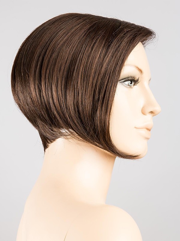 Perruque Rich Mono Ellen Wille : coupe courte dégradée et frange asymétrique, tulle cinéma discret pour un rendu naturel.