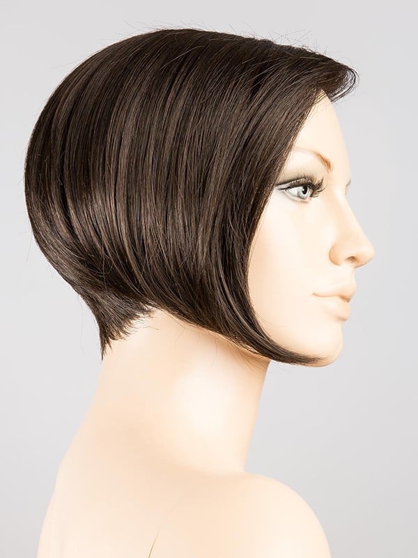 Perruque Rich Mono Ellen Wille : coupe courte dégradée et frange asymétrique, tulle cinéma discret pour un rendu naturel.