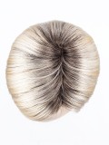 Perruque Rich Mono Ellen Wille : coupe courte dégradée et frange asymétrique, tulle cinéma discret pour un rendu naturel.