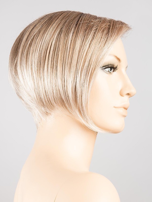 Perruque Rich Mono Ellen Wille : coupe courte dégradée et frange asymétrique, tulle cinéma discret pour un rendu naturel.