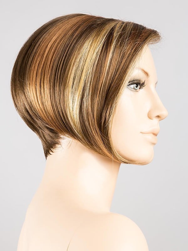 Perruque Rich Mono Ellen Wille : coupe courte dégradée et frange asymétrique, tulle cinéma discret pour un rendu naturel.