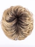 Perruque Show Ellen Wille : coupe courte asymétrique, ondulations légères, bordure invisible, rendu naturel et discret.