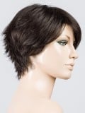 Perruque Sky Ellen Wille courte : légère, aérée, effet coiffé-décoiffé, options rooted (racines foncées) ou mix (balayage).