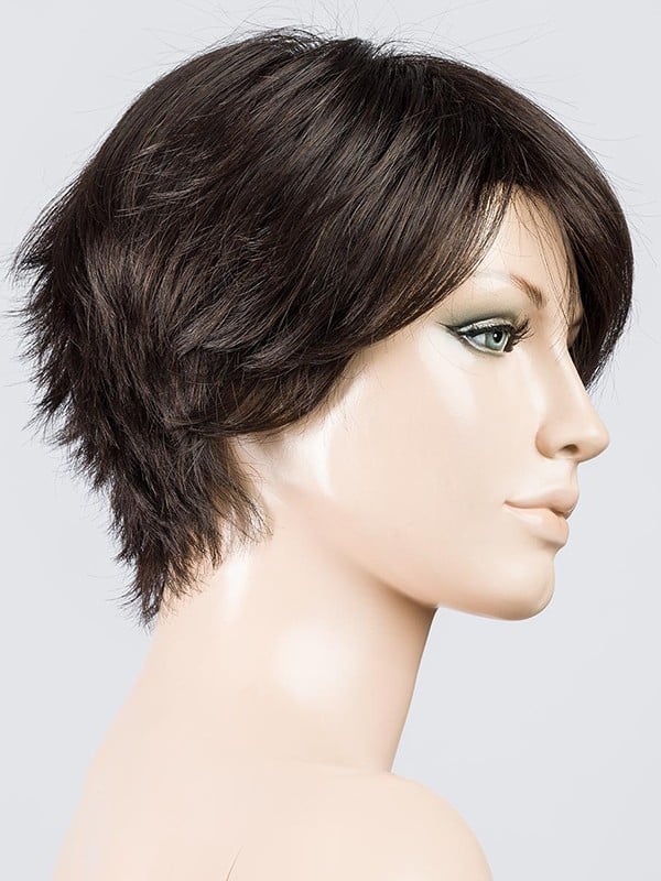 Perruque Sky Ellen Wille courte : légère, aérée, effet coiffé-décoiffé, options rooted (racines foncées) ou mix (balayage).