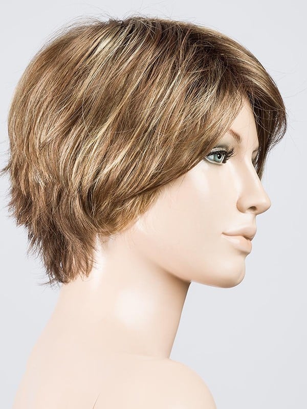Perruque Sky Ellen Wille courte : légère, aérée, effet coiffé-décoiffé, options rooted (racines foncées) ou mix (balayage).
