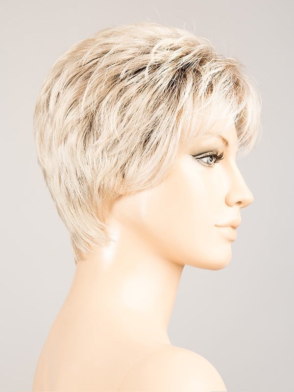 Perruque Spring Hi Hair Power : coupe pixie avec longue frange effilée, tulle cinéma pour un rendu naturel, légère et confortabl
