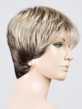 Perruque Ellen Wille Stop Hi Tec : coupe courte effilée, volume naturel, effet racines foncées et mèches balayées