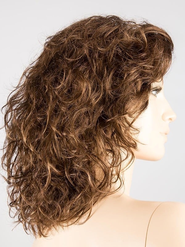Perruque Storyville Ellen Wille : mi-longue bouclée, volume naturel, effet rooted mix, légère et confortable.