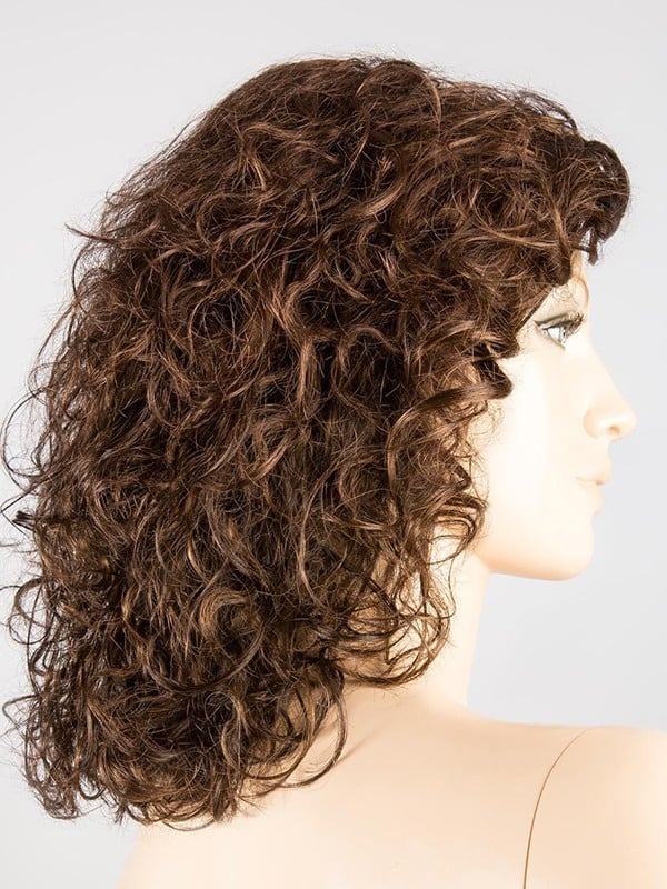 Perruque Storyville Ellen Wille : mi-longue bouclée, volume naturel, effet rooted mix, légère et confortable.