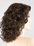 Perruque Storyville Ellen Wille : mi-longue bouclée, volume naturel, effet rooted mix, légère et confortable.