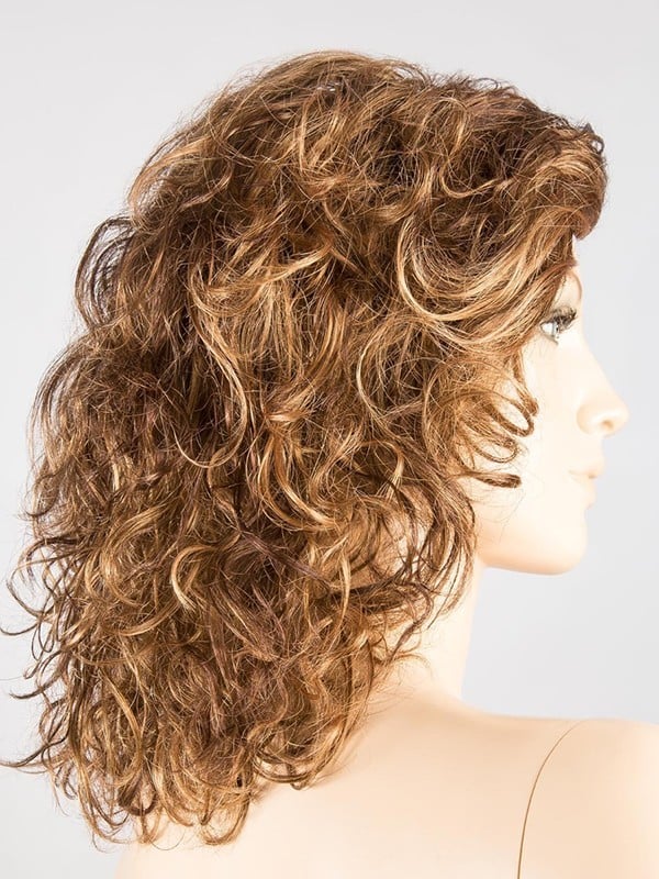 Perruque Storyville Ellen Wille : mi-longue bouclée, volume naturel, effet rooted mix, légère et confortable.