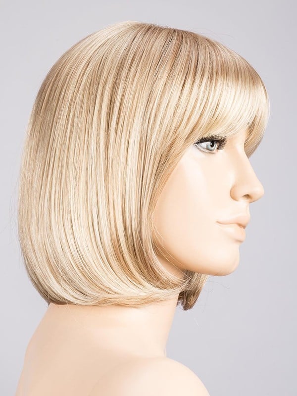 Perruque Sue Mono : carré classique avec frange, effet racines foncées (rooted) et balayage (mix), fibre synthétique légère au r