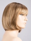 Perruque Sue Mono : carré classique avec frange, effet racines foncées (rooted) et balayage (mix), fibre synthétique légère au r