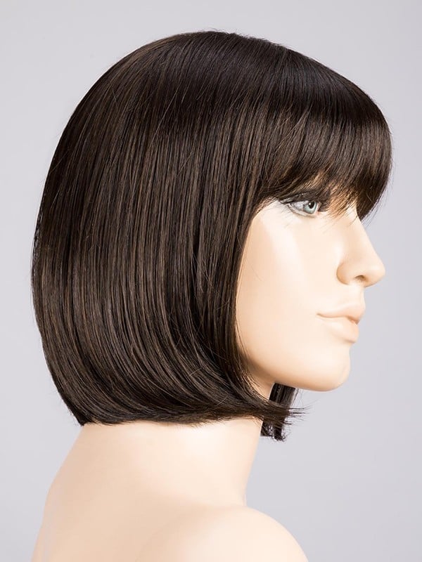 Perruque Sue Mono : carré classique avec frange, effet racines foncées (rooted) et balayage (mix), fibre synthétique légère au r