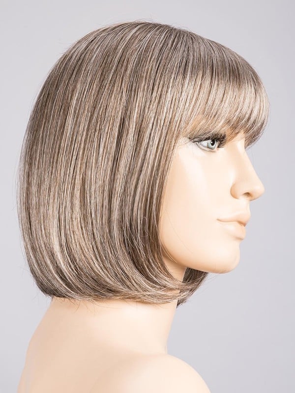 Perruque Sue Mono : carré classique avec frange, effet racines foncées (rooted) et balayage (mix), fibre synthétique légère au r