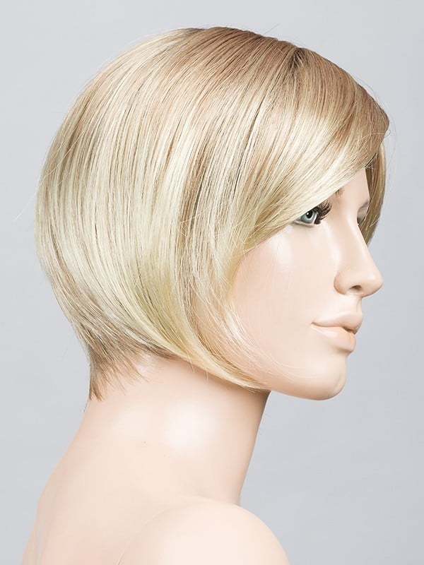 Perruque Talia Mono Part : carré court nuque dégagée, frange de côté, tulle cinéma transparent pour un rendu naturel