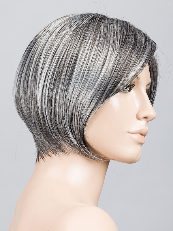 Perruque Talia Mono Part : carré court nuque dégagée, frange de côté, tulle cinéma transparent pour un rendu naturel