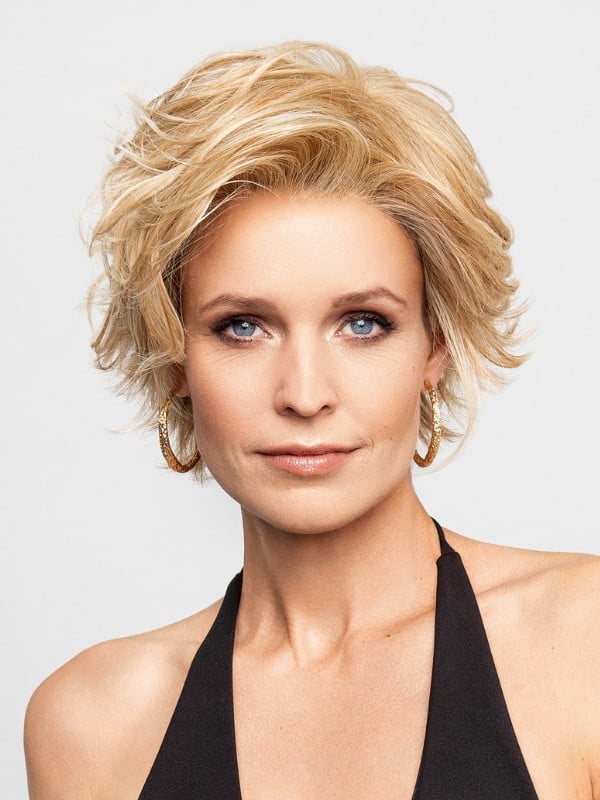 Perruque Hi Sun Devine Gisela Mayer : coupe courte effilée, volume sur le dessus, Lace Part naturel (fibre synthétique chauffabl