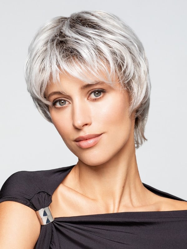 Perruque Sun Ever Gisela Mayer : coupe courte synthétique avec volume naturel et frange effilée, confortable au quotidien.