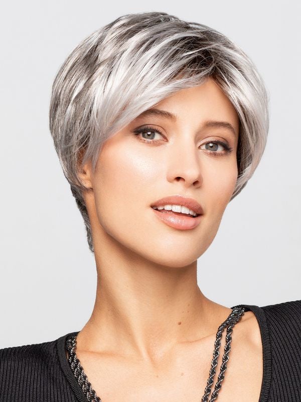 Perruque femme Sun Talent de Gisela Mayer, cheveux courts lisses en fibre synthétique, bonnet standard confort essentiel.