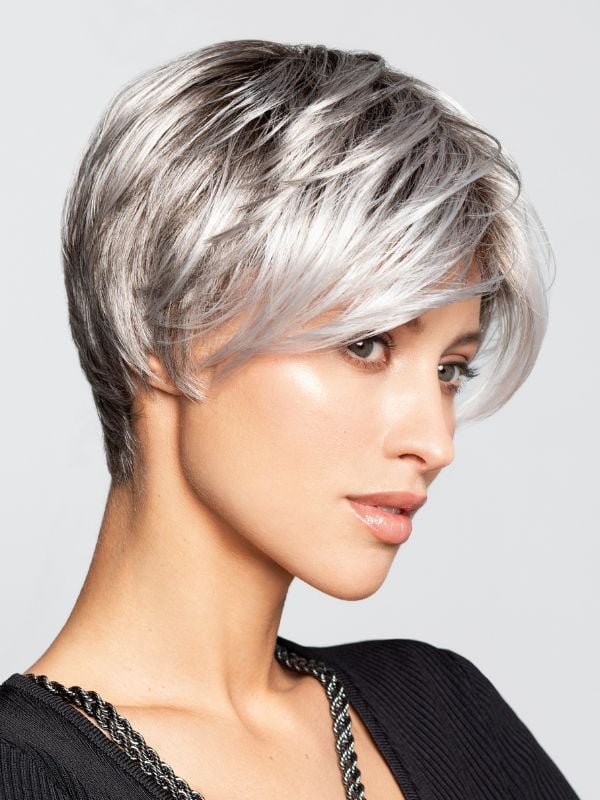Perruque femme Sun Talent de Gisela Mayer, cheveux courts lisses en fibre synthétique, bonnet standard confort essentiel.