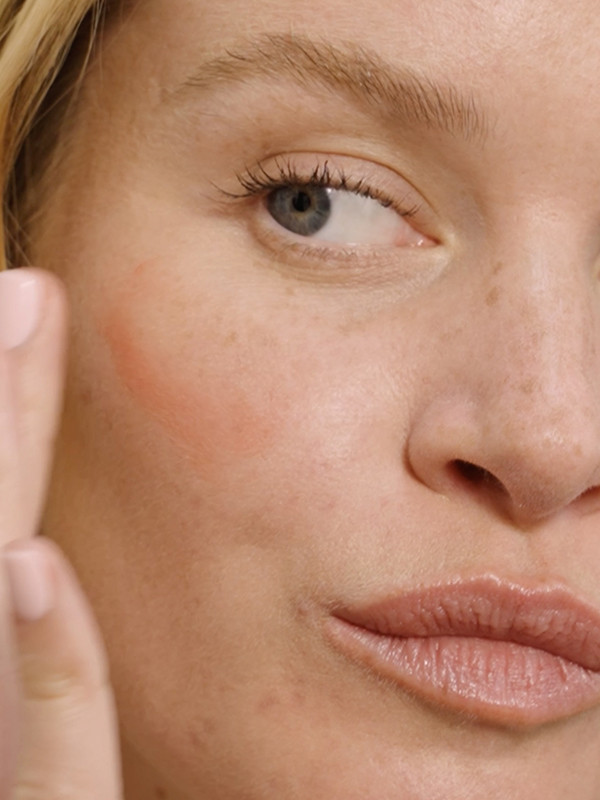 Blush crème Même à la teinte abricotée universelle, maquillage du teint naturel pour un effet bonne mine modulable.