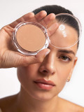 Poudre bonne mine Même, maquillage du teint au fini naturel et modulable pour illuminer et réchauffer le teint.