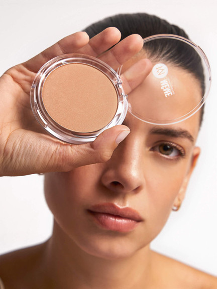 Poudre bonne mine Même, maquillage du teint au fini naturel et modulable pour illuminer et réchauffer le teint.