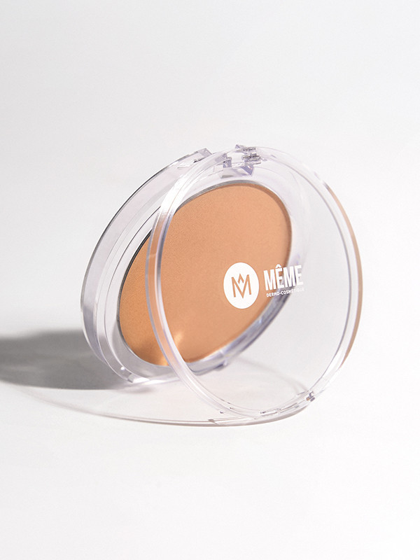 Poudre bonne mine Même, maquillage du teint au fini naturel et modulable pour illuminer et réchauffer le teint.
